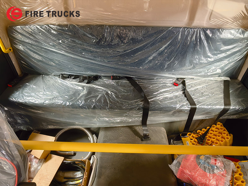 SITRAK HOWO 4X2 rescue fire engine for fire suppression Crew Cab Rear Seats